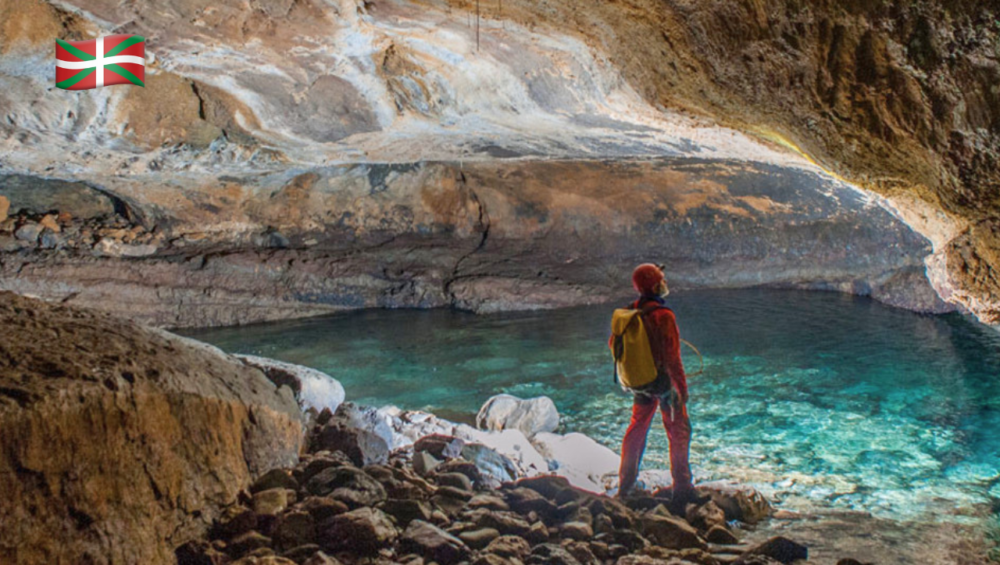 Spéléologie dans la grotte de la Verna
